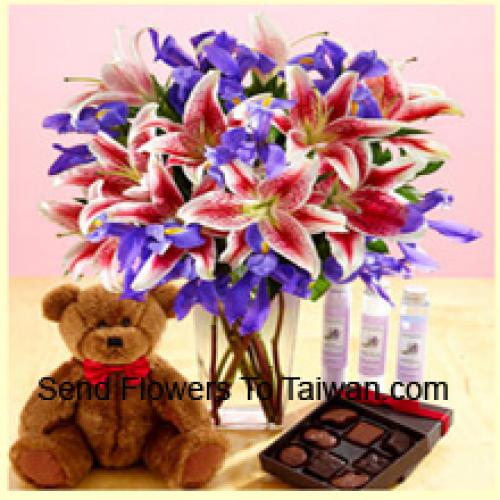 Lys et fleurs assorties avec ours en peluche et chocolats