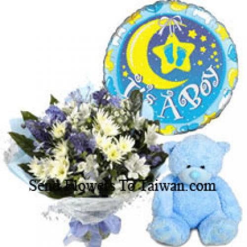 Fleurs bleues assorties avec ours en peluche et ballon