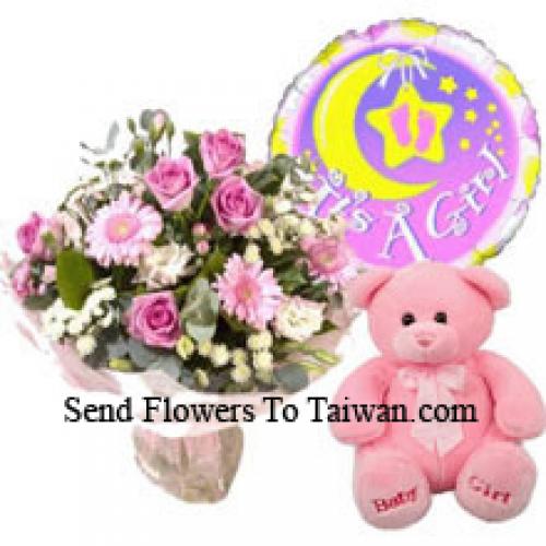 Fleurs roses assorties avec ballon et ours en peluche